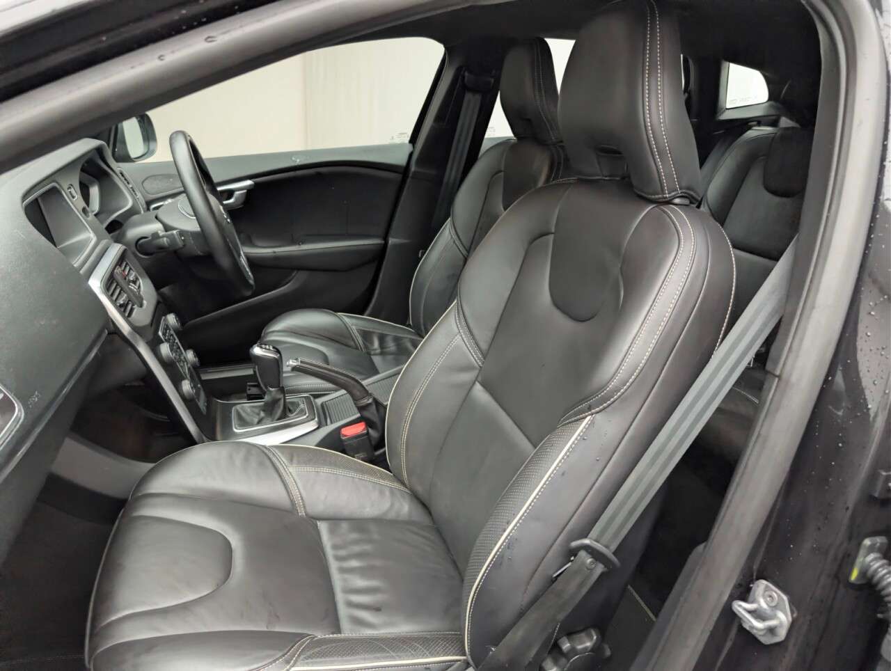 2019 VOLVO V40 2019 VOLVO V40