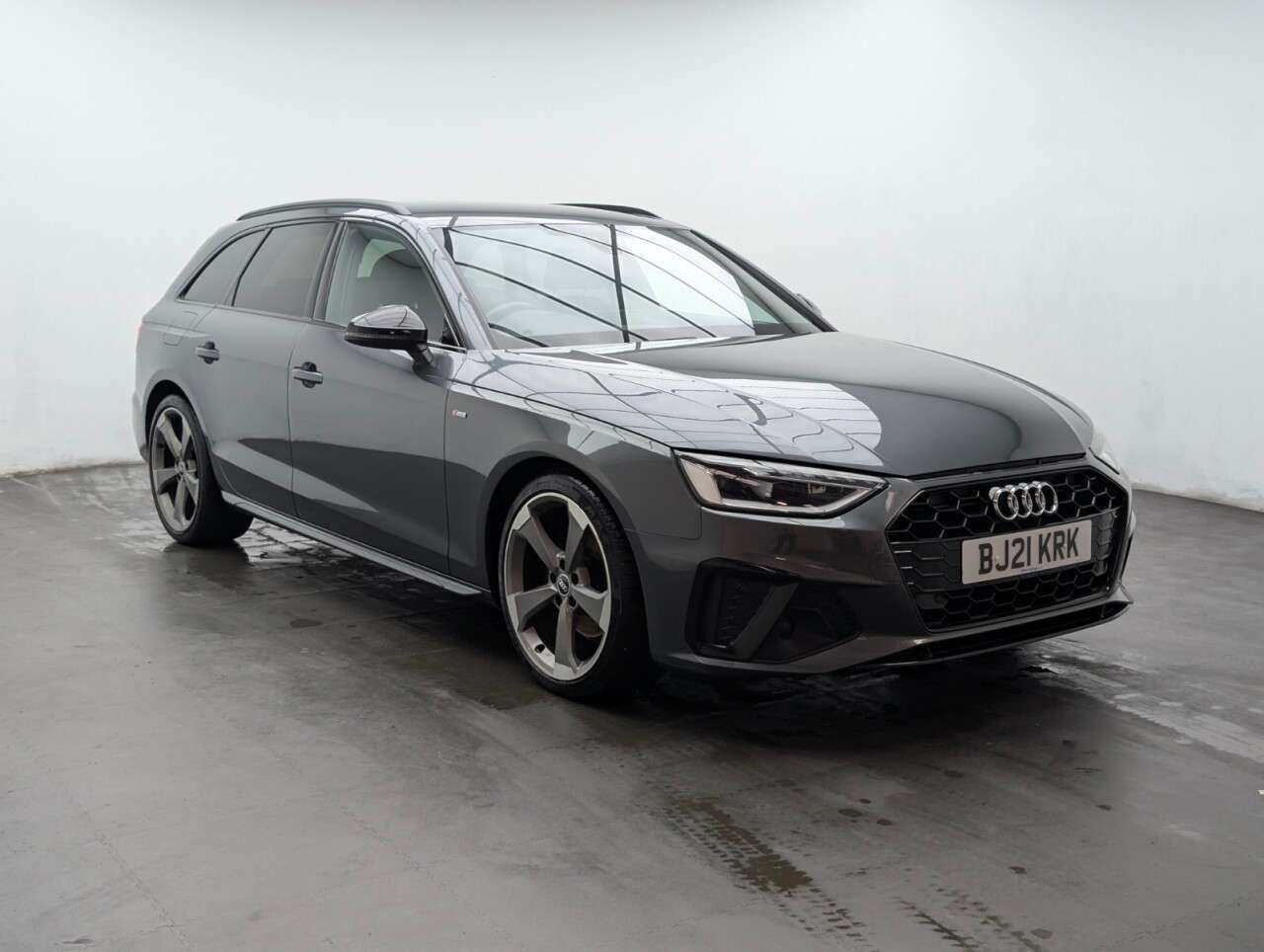 A 2021 AUDI A4 AVANT 2.0 TDI 30 Black Edition Estate 5dr Diesel S Tronic Euro 6 (s/s) (136 ps) B A 2021 AUDI A4 AVANT 2.0 TDI 30 Black Edition Estate 5dr Diesel S Tronic Euro 6 (s/s) (136 ps) B
