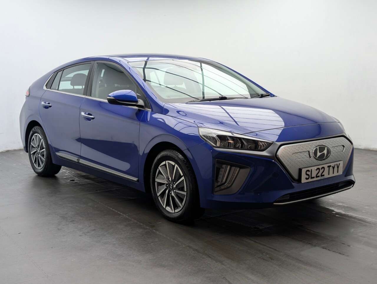 A 2022 HYUNDAI IONIQ 38.3kWh Premium Hatchback 5dr Electric Auto (136 ps) - APPLE CARPLAY + PARK A 2022 HYUNDAI IONIQ 38.3kWh Premium Hatchback 5dr Electric Auto (136 ps) - APPLE CARPLAY + PARK