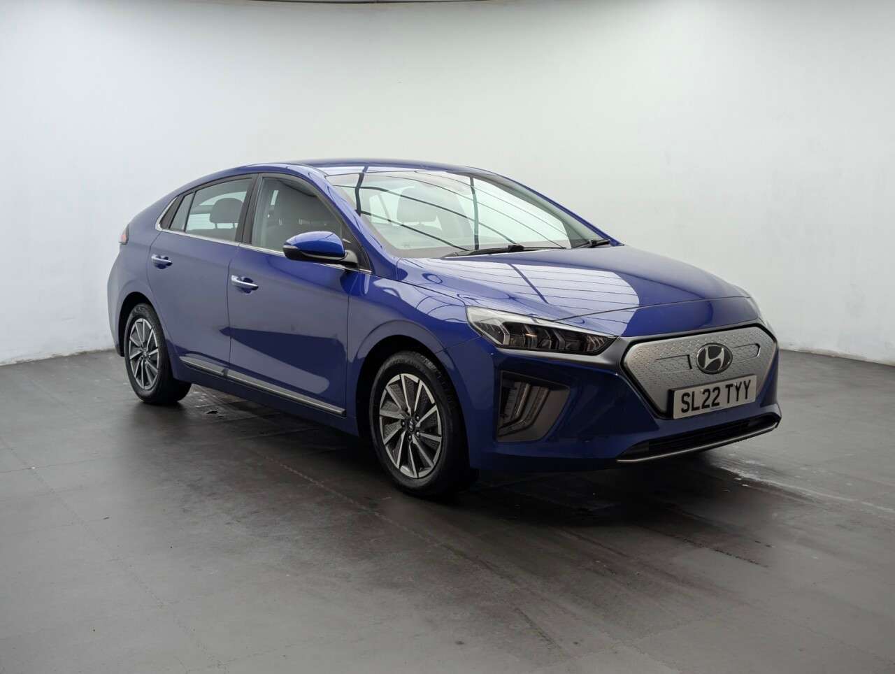 A 2022 HYUNDAI IONIQ 38.3kWh Premium Hatchback 5dr Electric Auto (136 ps) - APPLE CARPLAY + PARK A 2022 HYUNDAI IONIQ 38.3kWh Premium Hatchback 5dr Electric Auto (136 ps) - APPLE CARPLAY + PARK