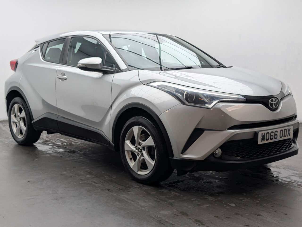 A 2017 TOYOTA C-HR 1.2 VVT-i Icon SUV 5dr Petrol Manual Euro 6 (s/s) (115 ps) BRAKE ASSIST+BLU A 2017 TOYOTA C-HR 1.2 VVT-i Icon SUV 5dr Petrol Manual Euro 6 (s/s) (115 ps) BRAKE ASSIST+BLU