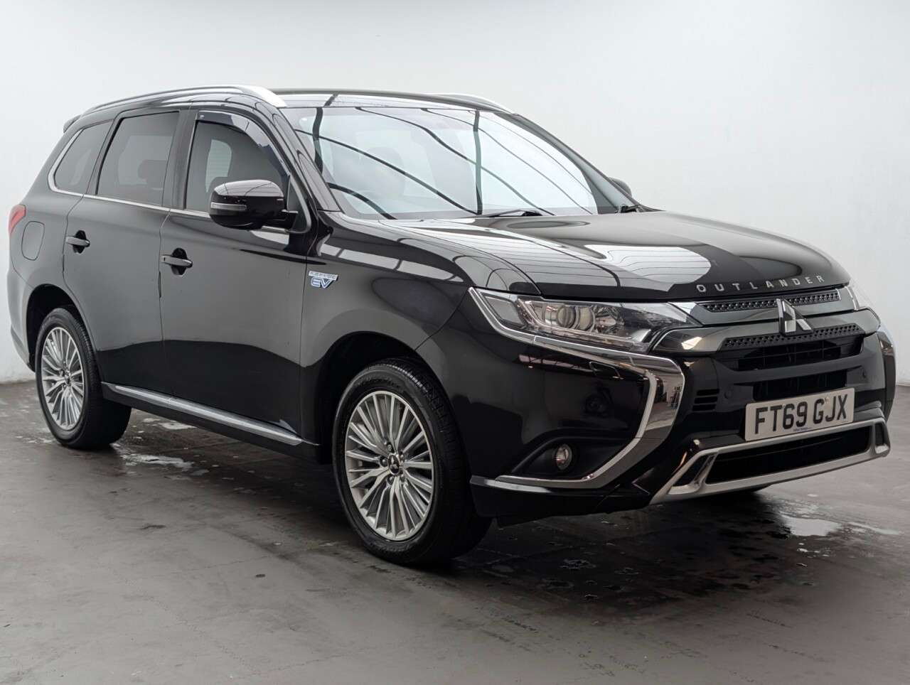 A 2020 MITSUBISHI OUTLANDER 2.4h TwinMotor 13.8kWh Dynamic SUV 5dr Petrol Plug-in Hybrid CVT 4WD Euro 6 A 2020 MITSUBISHI OUTLANDER 2.4h TwinMotor 13.8kWh Dynamic SUV 5dr Petrol Plug-in Hybrid CVT 4WD Euro 6
