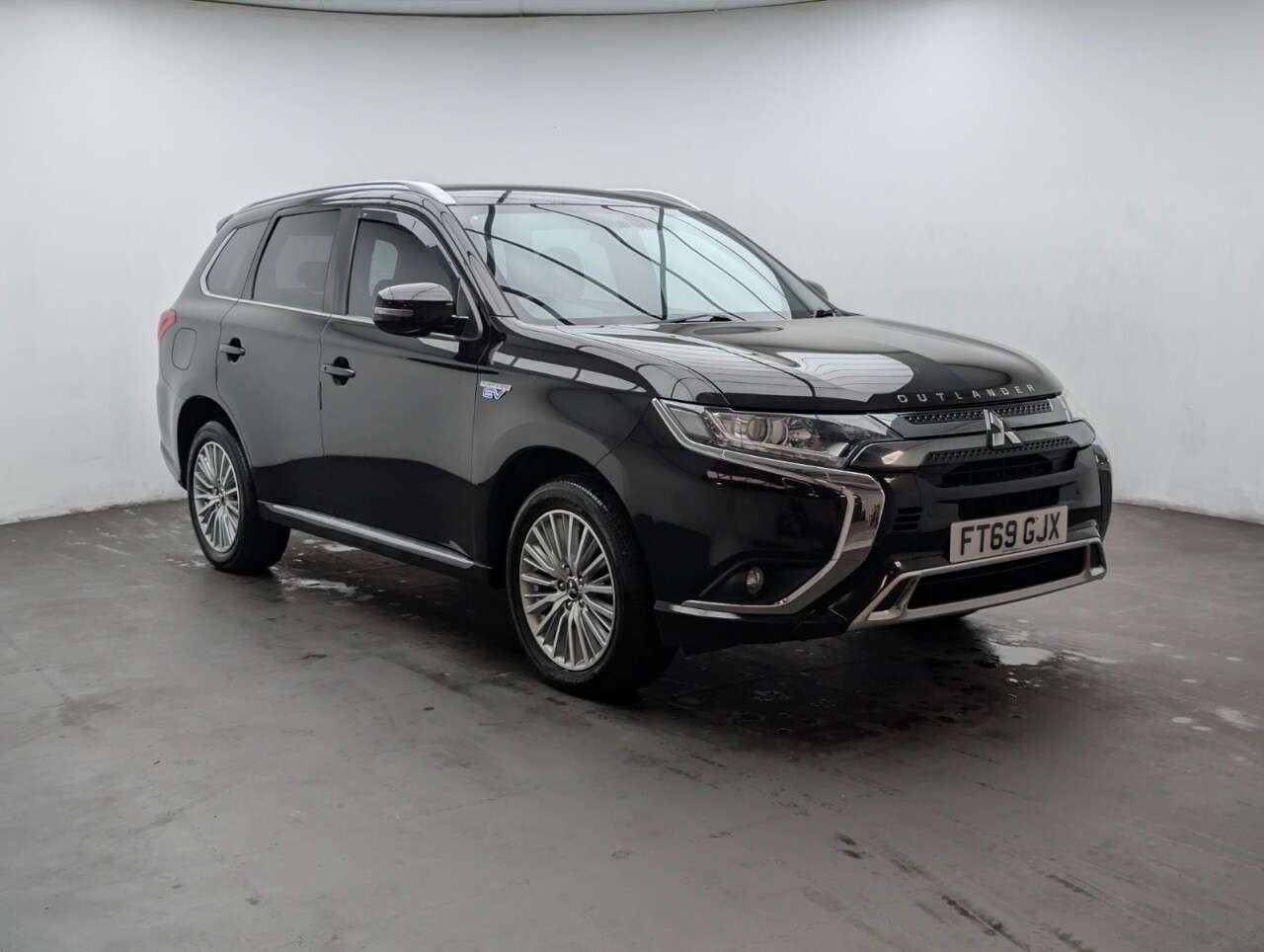 A 2020 MITSUBISHI OUTLANDER 2.4h TwinMotor 13.8kWh Dynamic SUV 5dr Petrol Plug-in Hybrid CVT 4WD Euro 6 A 2020 MITSUBISHI OUTLANDER 2.4h TwinMotor 13.8kWh Dynamic SUV 5dr Petrol Plug-in Hybrid CVT 4WD Euro 6