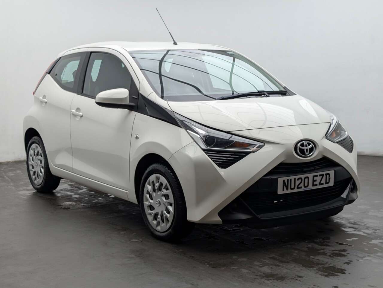 A 2020 TOYOTA AYGO 1.0 VVT-i x-play Hatchback 5dr Petrol Manual Euro 6 (71 ps) REVERSING CAMER A 2020 TOYOTA AYGO 1.0 VVT-i x-play Hatchback 5dr Petrol Manual Euro 6 (71 ps) REVERSING CAMER