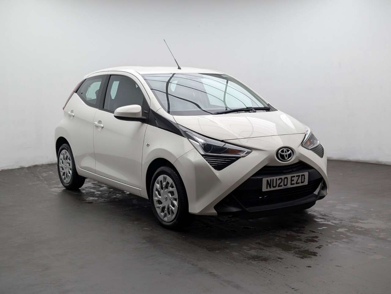 A 2020 TOYOTA AYGO 1.0 VVT-i x-play Hatchback 5dr Petrol Manual Euro 6 (71 ps) REVERSING CAMER A 2020 TOYOTA AYGO 1.0 VVT-i x-play Hatchback 5dr Petrol Manual Euro 6 (71 ps) REVERSING CAMER