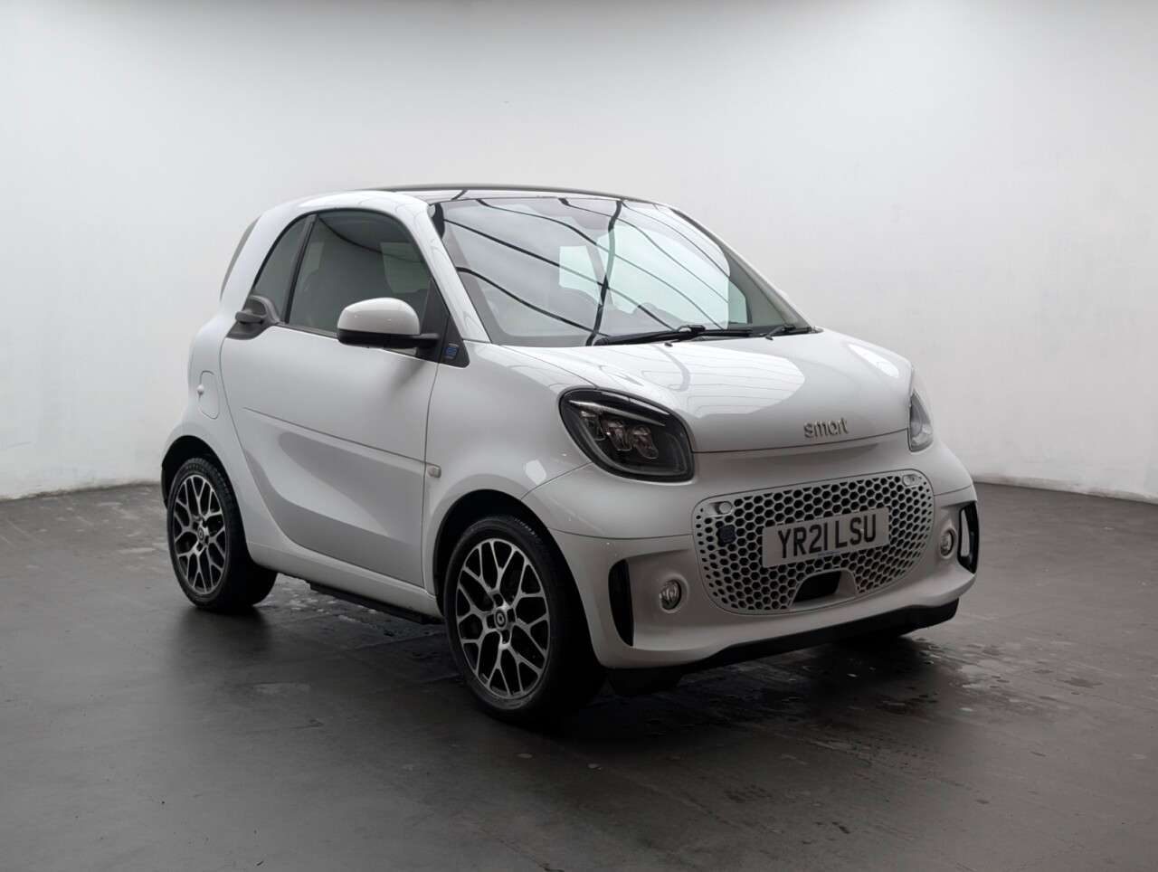 A 2021 SMART FORTWO 17.6kWh Prime Exclusive Coupe 2dr Electric Auto (22kW Charger) (82 ps) HEAT A 2021 SMART FORTWO 17.6kWh Prime Exclusive Coupe 2dr Electric Auto (22kW Charger) (82 ps) HEAT