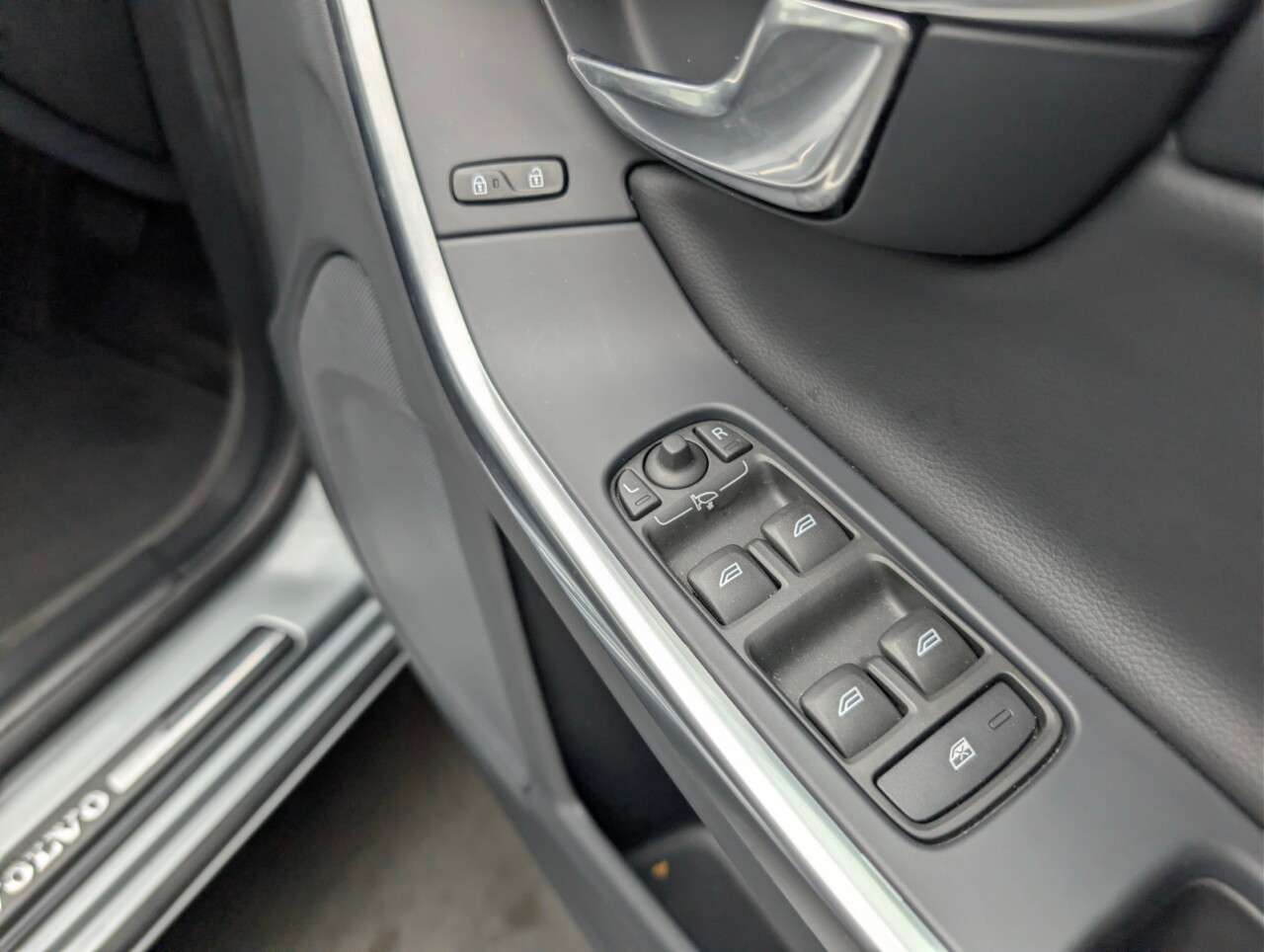 2017 VOLVO S60 2017 VOLVO S60