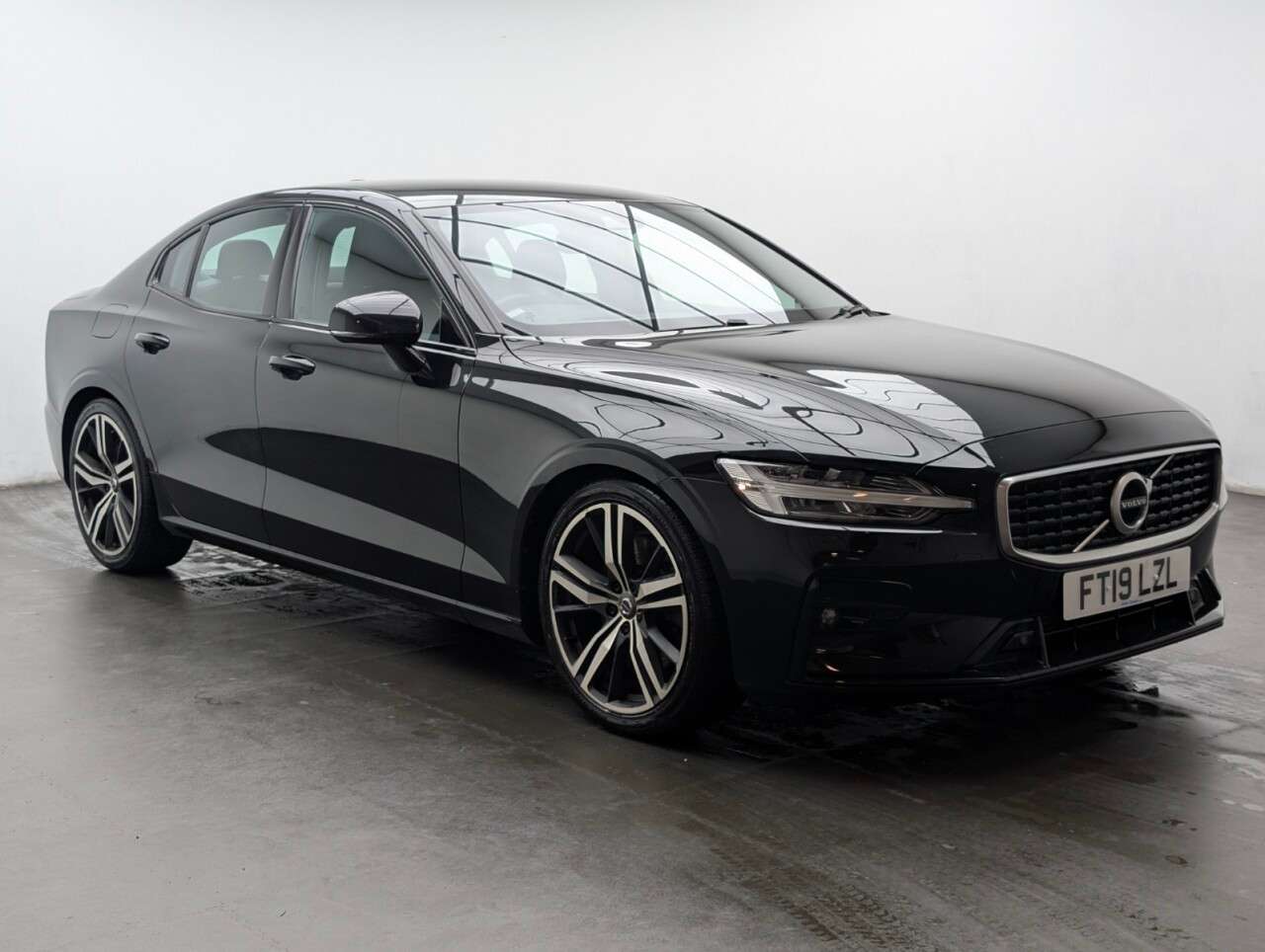A 2019 VOLVO S60 2.0 T5 R-Design Edition Saloon 4dr Petrol Auto Euro 6 (s/s) (250 ps) REAR P A 2019 VOLVO S60 2.0 T5 R-Design Edition Saloon 4dr Petrol Auto Euro 6 (s/s) (250 ps) REAR P