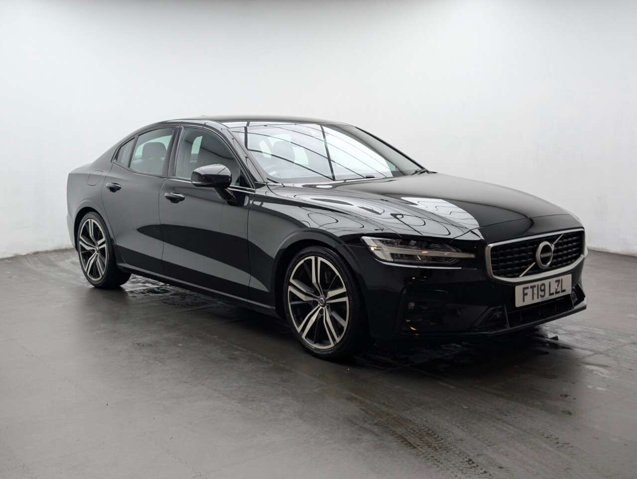 A 2019 VOLVO S60 2.0 T5 R-Design Edition Saloon 4dr Petrol Auto Euro 6 (s/s) (250 ps) REAR P A 2019 VOLVO S60 2.0 T5 R-Design Edition Saloon 4dr Petrol Auto Euro 6 (s/s) (250 ps) REAR P