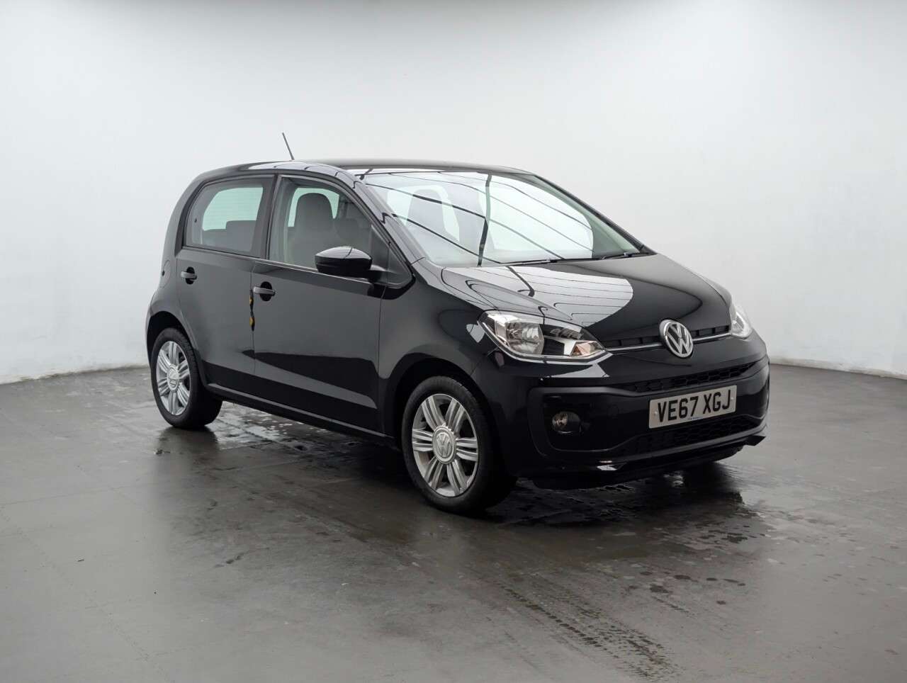 A 2018 VOLKSWAGEN UP! 1.0 High up! Hatchback 5dr Petrol Manual Euro 6 (s/s) (75 ps) BLUETOOTH+NAV A 2018 VOLKSWAGEN UP! 1.0 High up! Hatchback 5dr Petrol Manual Euro 6 (s/s) (75 ps) BLUETOOTH+NAV