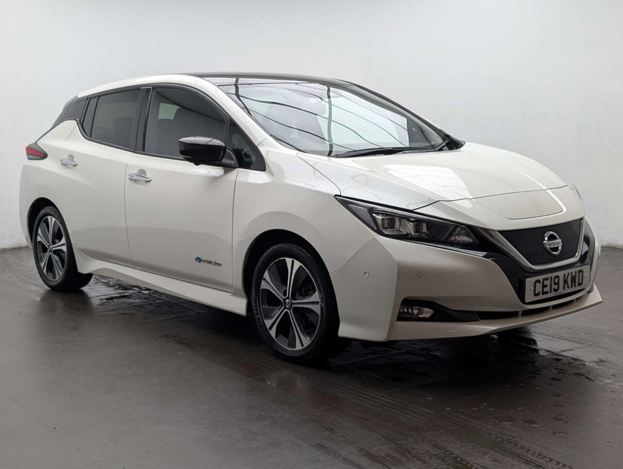 A 2019 NISSAN LEAF 40kWh Tekna Hatchback 5dr Electric Auto (150 ps) APPLE CARPLAY + 8IN TOUCHS A 2019 NISSAN LEAF 40kWh Tekna Hatchback 5dr Electric Auto (150 ps) APPLE CARPLAY + 8IN TOUCHS