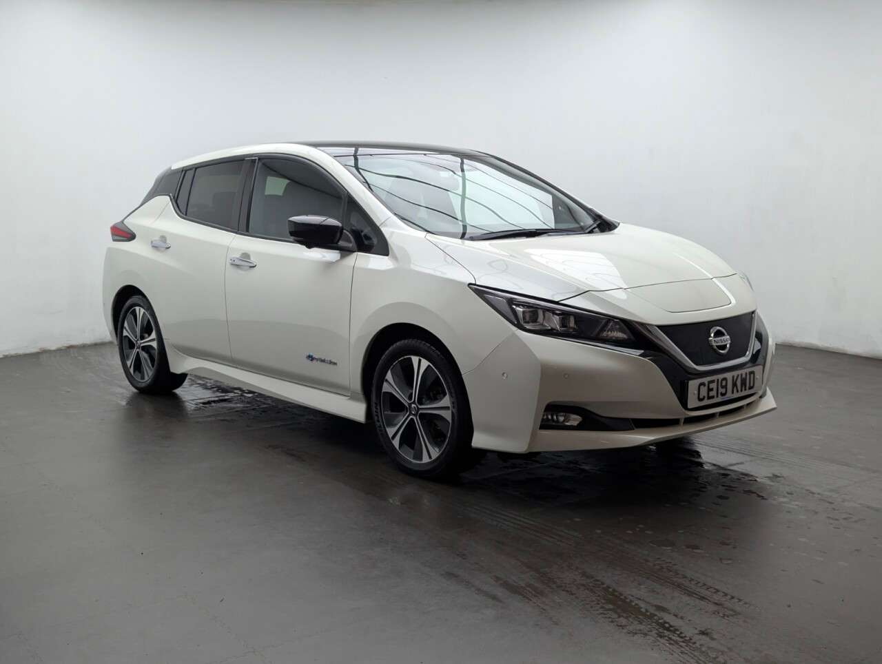 A 2019 NISSAN LEAF 40kWh Tekna Hatchback 5dr Electric Auto (150 ps) APPLE CARPLAY + 8IN TOUCHS A 2019 NISSAN LEAF 40kWh Tekna Hatchback 5dr Electric Auto (150 ps) APPLE CARPLAY + 8IN TOUCHS