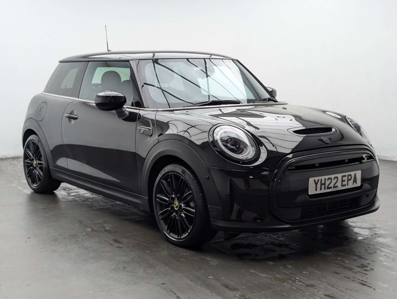 A 2022 MINI ELECTRIC HATCH Cooper SE 32.6kWh Level 3 Hatchback 3dr Electric Auto (184 ps) PANORAMIC SU A 2022 MINI ELECTRIC HATCH Cooper SE 32.6kWh Level 3 Hatchback 3dr Electric Auto (184 ps) PANORAMIC SU