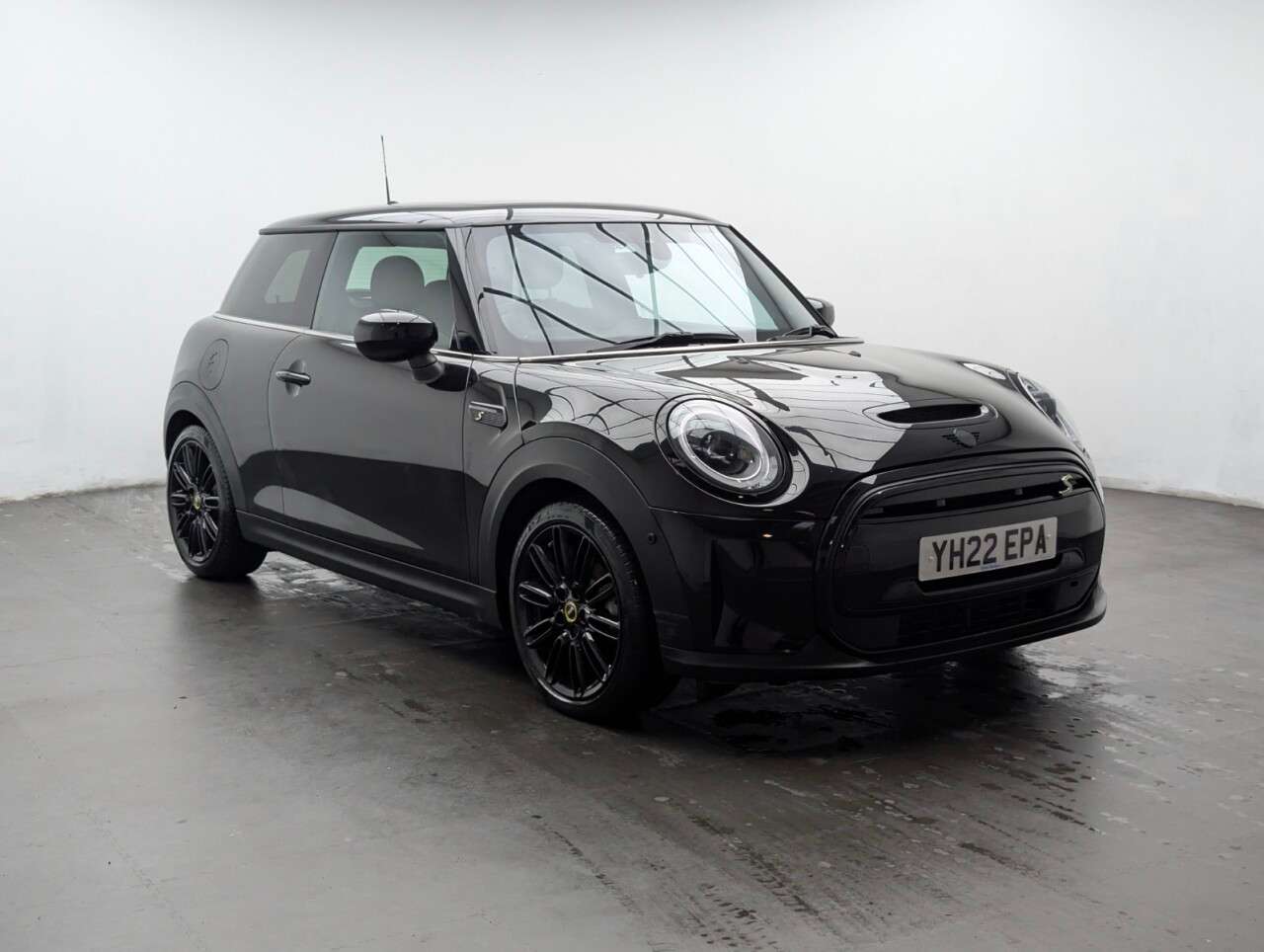 A 2022 MINI ELECTRIC HATCH Cooper SE 32.6kWh Level 3 Hatchback 3dr Electric Auto (184 ps) PANORAMIC SU A 2022 MINI ELECTRIC HATCH Cooper SE 32.6kWh Level 3 Hatchback 3dr Electric Auto (184 ps) PANORAMIC SU