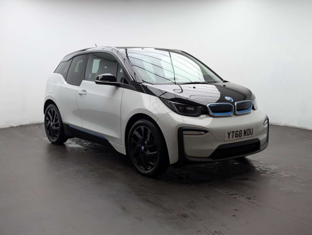 A 2018 BMW I3 33kWh Hatchback 5dr Electric Auto (170 ps) 19" ALLOYS+HEATED SEATS A 2018 BMW I3 33kWh Hatchback 5dr Electric Auto (170 ps) 19" ALLOYS+HEATED SEATS