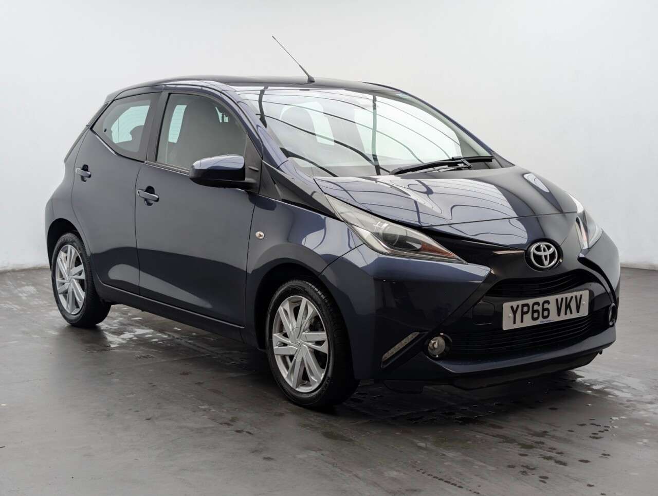A 2017 TOYOTA AYGO 1.0 VVT-i x-pression x-wave 5dr Petrol x-shift Euro 6 (Safety Sense) (68 ps A 2017 TOYOTA AYGO 1.0 VVT-i x-pression x-wave 5dr Petrol x-shift Euro 6 (Safety Sense) (68 ps