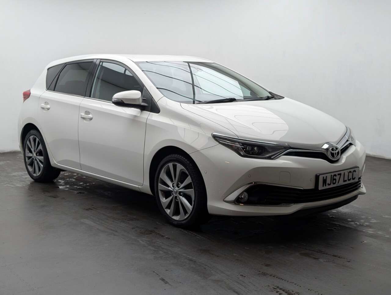 A 2017 TOYOTA AURIS 1.2 VVT-i Excel Hatchback 5dr Petrol CVT Euro 6 (s/s) (Safety Sense) (116 p A 2017 TOYOTA AURIS 1.2 VVT-i Excel Hatchback 5dr Petrol CVT Euro 6 (s/s) (Safety Sense) (116 p