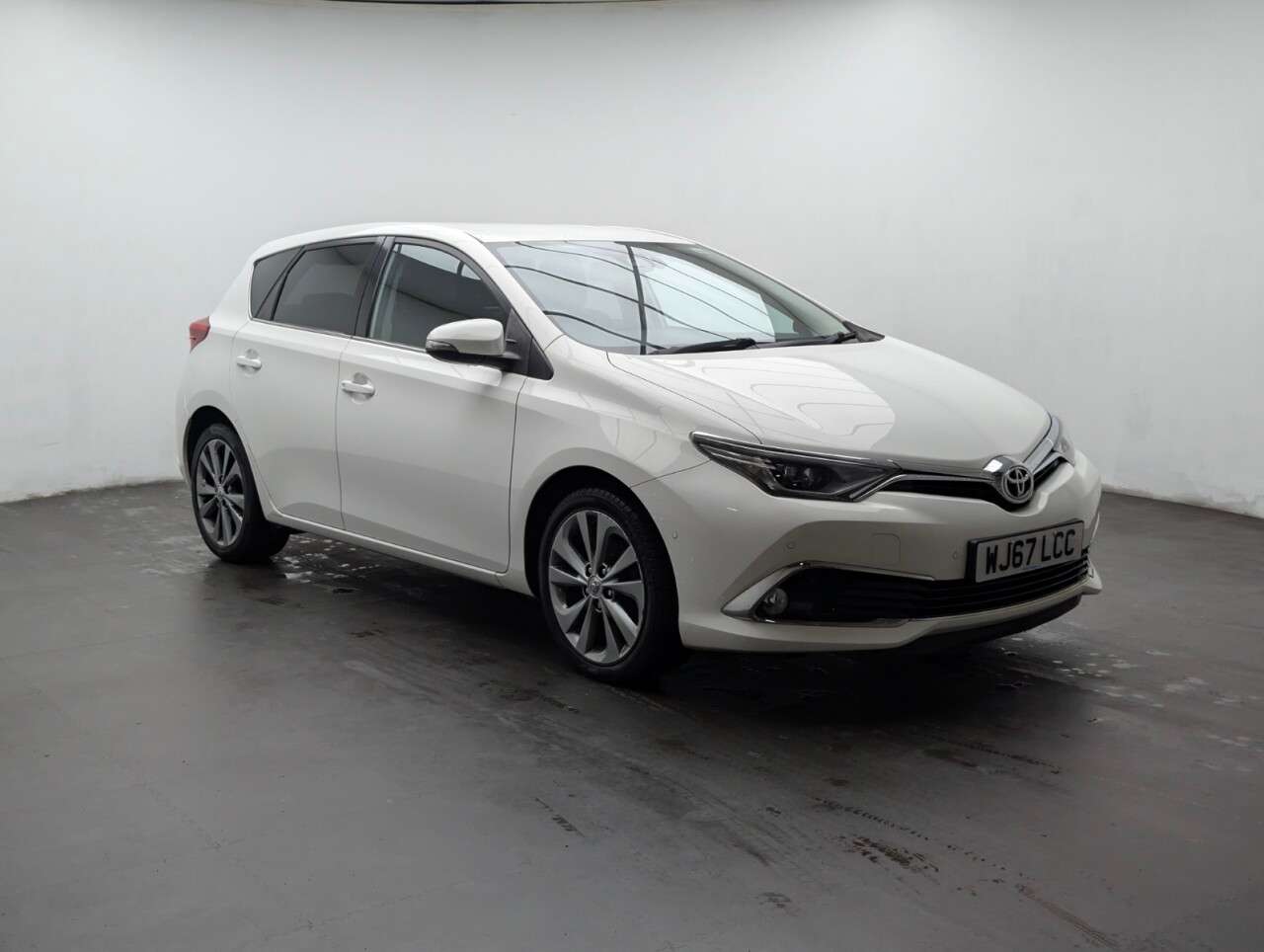 A 2017 TOYOTA AURIS 1.2 VVT-i Excel Hatchback 5dr Petrol CVT Euro 6 (s/s) (Safety Sense) (116 p A 2017 TOYOTA AURIS 1.2 VVT-i Excel Hatchback 5dr Petrol CVT Euro 6 (s/s) (Safety Sense) (116 p