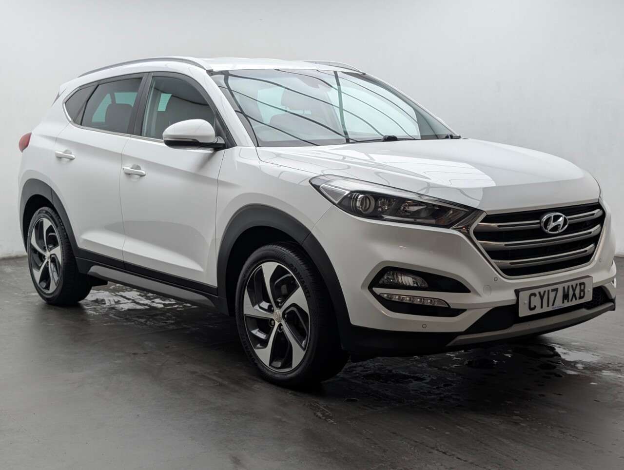 A 2017 HYUNDAI TUCSON 2.0 CRDi Premium SUV 5dr Diesel Manual 4WD Euro 6 (185 ps) BLUETOOTH+PRIVAC A 2017 HYUNDAI TUCSON 2.0 CRDi Premium SUV 5dr Diesel Manual 4WD Euro 6 (185 ps) BLUETOOTH+PRIVAC