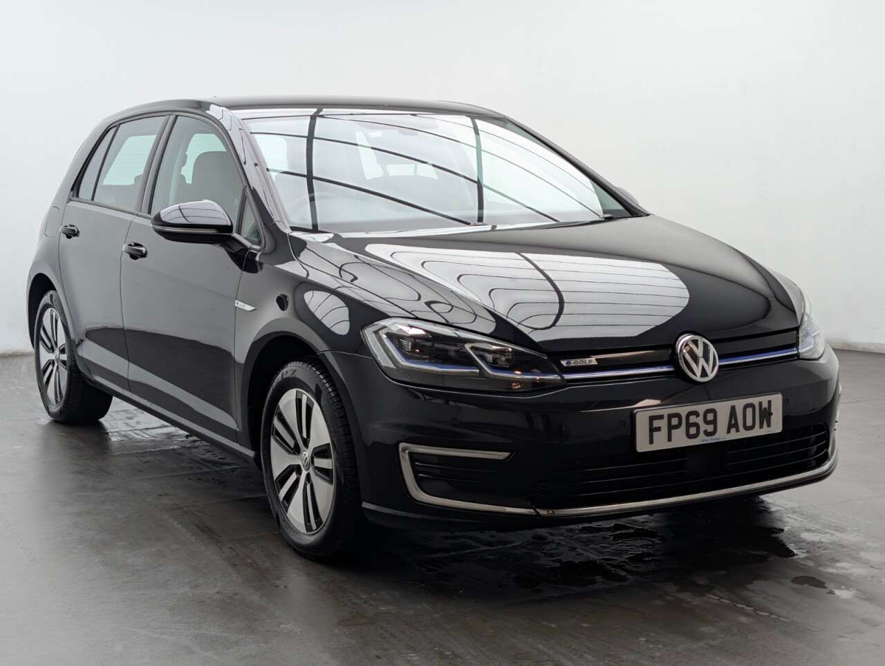 A 2019 VOLKSWAGEN E-GOLF 35.8kWh e-Golf Hatchback 5dr Electric Auto (136 ps) APPLE CARPLAY+CRUISE CO A 2019 VOLKSWAGEN E-GOLF 35.8kWh e-Golf Hatchback 5dr Electric Auto (136 ps) APPLE CARPLAY+CRUISE CO