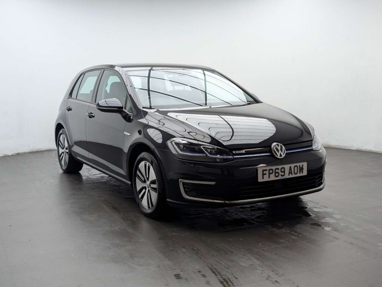 A 2019 VOLKSWAGEN E-GOLF 35.8kWh e-Golf Hatchback 5dr Electric Auto (136 ps) APPLE CARPLAY+CRUISE CO A 2019 VOLKSWAGEN E-GOLF 35.8kWh e-Golf Hatchback 5dr Electric Auto (136 ps) APPLE CARPLAY+CRUISE CO