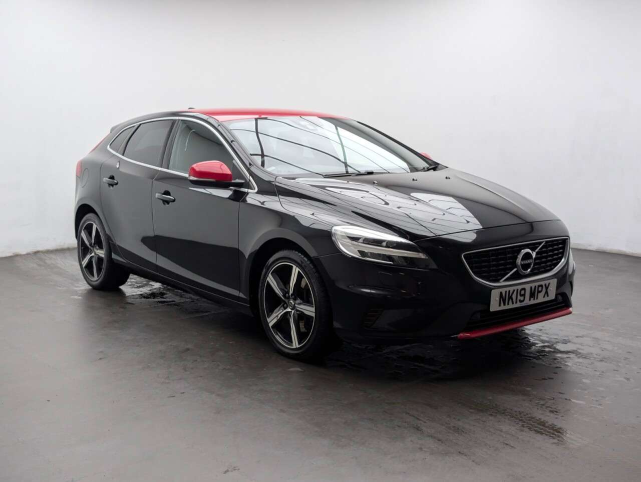 A 2019 VOLVO V40 1.5 T2 R-Design Edition Hatchback 5dr Petrol Auto Euro 6 (s/s) (122 ps) PAR A 2019 VOLVO V40 1.5 T2 R-Design Edition Hatchback 5dr Petrol Auto Euro 6 (s/s) (122 ps) PAR