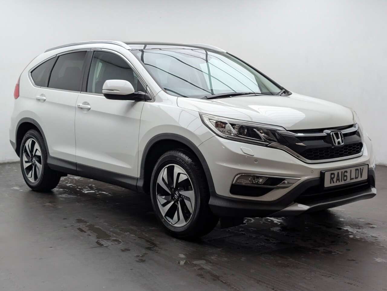 A 2016 HONDA CR-V 2.0 i-VTEC EX SUV 5dr Petrol Manual 4WD Euro 6 (s/s) (155 ps) BLUETOOTH+REA A 2016 HONDA CR-V 2.0 i-VTEC EX SUV 5dr Petrol Manual 4WD Euro 6 (s/s) (155 ps) BLUETOOTH+REA