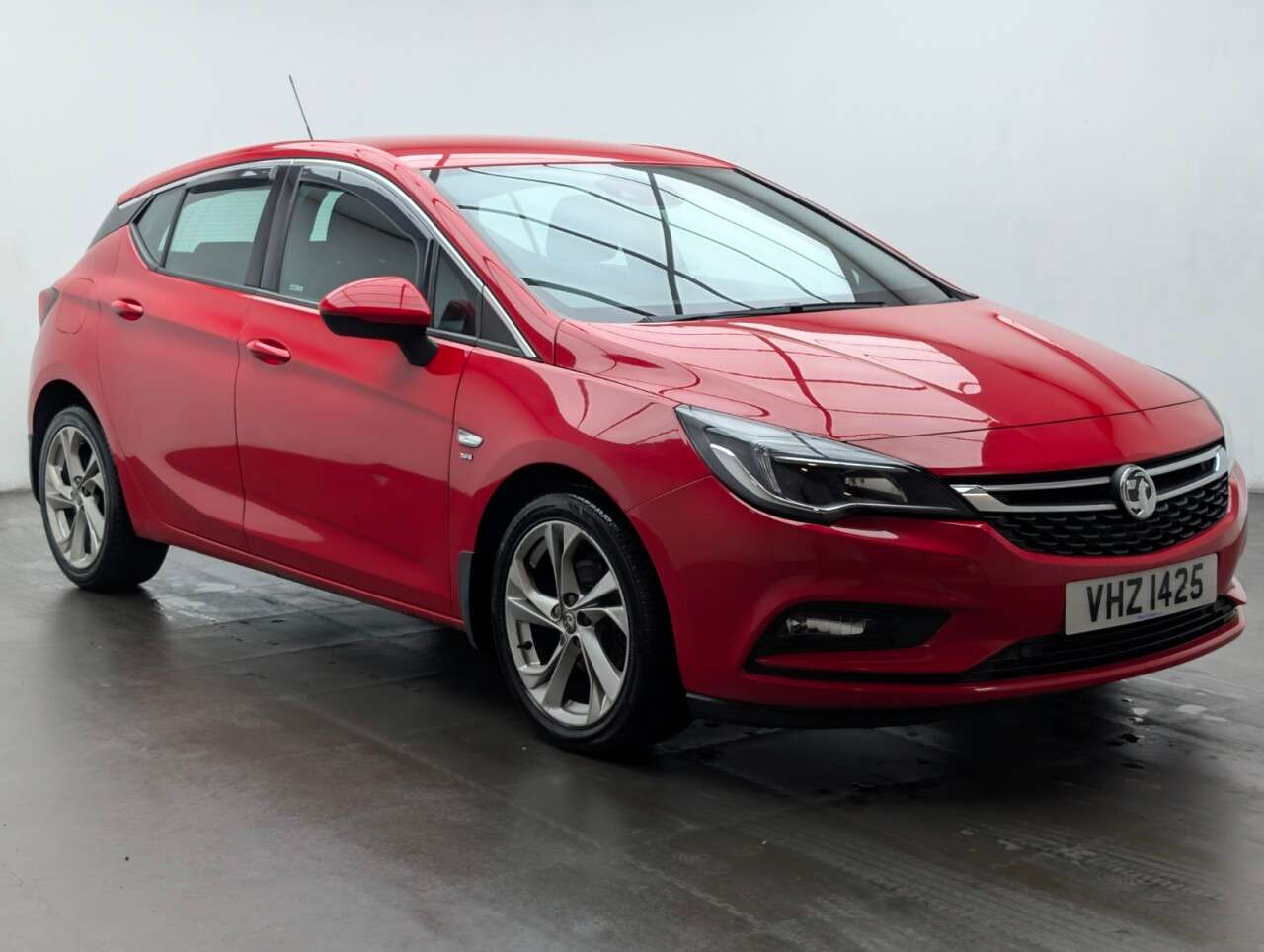 A 2017 VAUXHALL ASTRA 1.6 CDTi BlueInjection SRi Hatchback 5dr Diesel Manual Euro 6 (s/s) (136 ps A 2017 VAUXHALL ASTRA 1.6 CDTi BlueInjection SRi Hatchback 5dr Diesel Manual Euro 6 (s/s) (136 ps