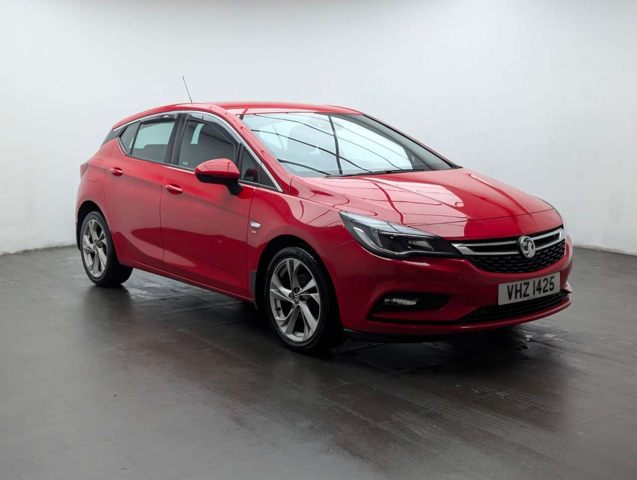 A 2017 VAUXHALL ASTRA 1.6 CDTi BlueInjection SRi Hatchback 5dr Diesel Manual Euro 6 (s/s) (136 ps A 2017 VAUXHALL ASTRA 1.6 CDTi BlueInjection SRi Hatchback 5dr Diesel Manual Euro 6 (s/s) (136 ps