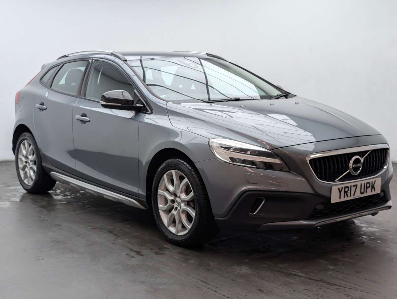 A 2017 VOLVO V40 CROSS COUNTRY 1.5 T3 Pro Hatchback 5dr Petrol Auto Euro 6 (s/s) (152 ps) REAR PARK ASSIST A 2017 VOLVO V40 CROSS COUNTRY 1.5 T3 Pro Hatchback 5dr Petrol Auto Euro 6 (s/s) (152 ps) REAR PARK ASSIST