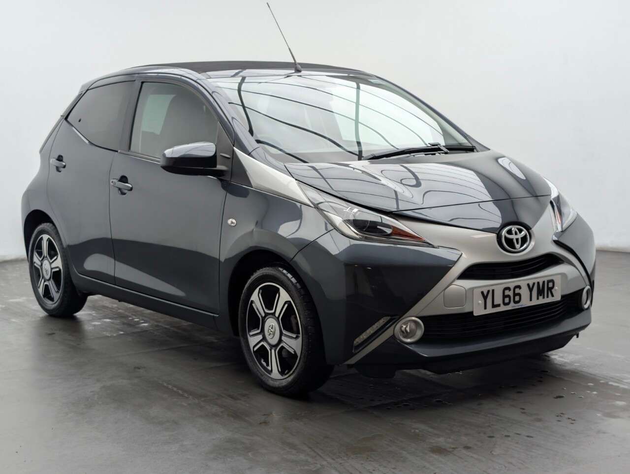 A 2017 TOYOTA AYGO 1.0 VVT-i x-clusiv 2 x-wave 5dr Petrol x-shift Euro 6 (68 ps) LEATHER SEATS A 2017 TOYOTA AYGO 1.0 VVT-i x-clusiv 2 x-wave 5dr Petrol x-shift Euro 6 (68 ps) LEATHER SEATS