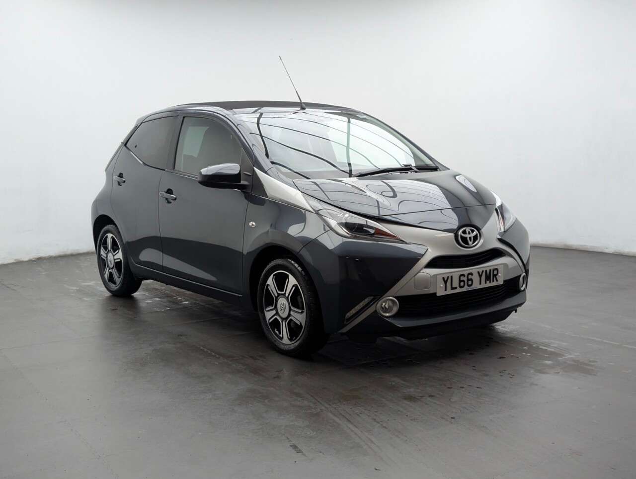 A 2017 TOYOTA AYGO 1.0 VVT-i x-clusiv 2 x-wave 5dr Petrol x-shift Euro 6 (68 ps) LEATHER SEATS A 2017 TOYOTA AYGO 1.0 VVT-i x-clusiv 2 x-wave 5dr Petrol x-shift Euro 6 (68 ps) LEATHER SEATS