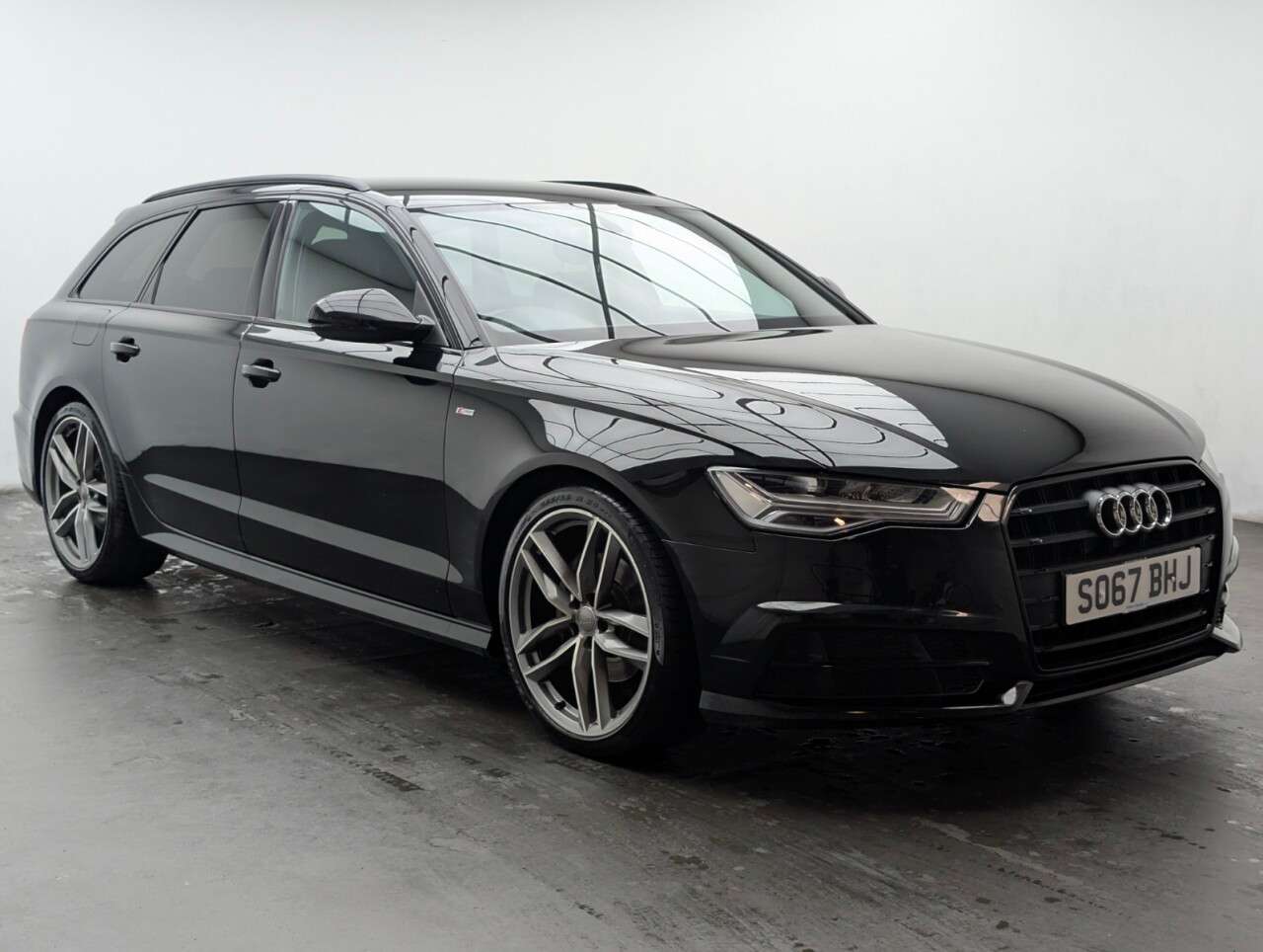 A 2017 AUDI A6 AVANT 2.0 TDI ultra Black Edition Estate 5dr Diesel Manual Euro 6 (s/s) (190 ps) A 2017 AUDI A6 AVANT 2.0 TDI ultra Black Edition Estate 5dr Diesel Manual Euro 6 (s/s) (190 ps)