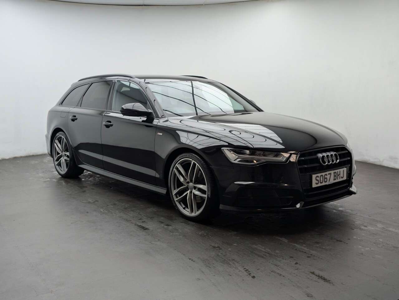 A 2017 AUDI A6 AVANT 2.0 TDI ultra Black Edition Estate 5dr Diesel Manual Euro 6 (s/s) (190 ps) A 2017 AUDI A6 AVANT 2.0 TDI ultra Black Edition Estate 5dr Diesel Manual Euro 6 (s/s) (190 ps)