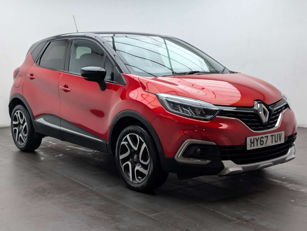 A 2018 RENAULT CAPTUR 1.2 TCe ENERGY Dynamique S Nav SUV 5dr Petrol EDC Euro 6 (s/s) (120 ps) NAV A 2018 RENAULT CAPTUR 1.2 TCe ENERGY Dynamique S Nav SUV 5dr Petrol EDC Euro 6 (s/s) (120 ps) NAV