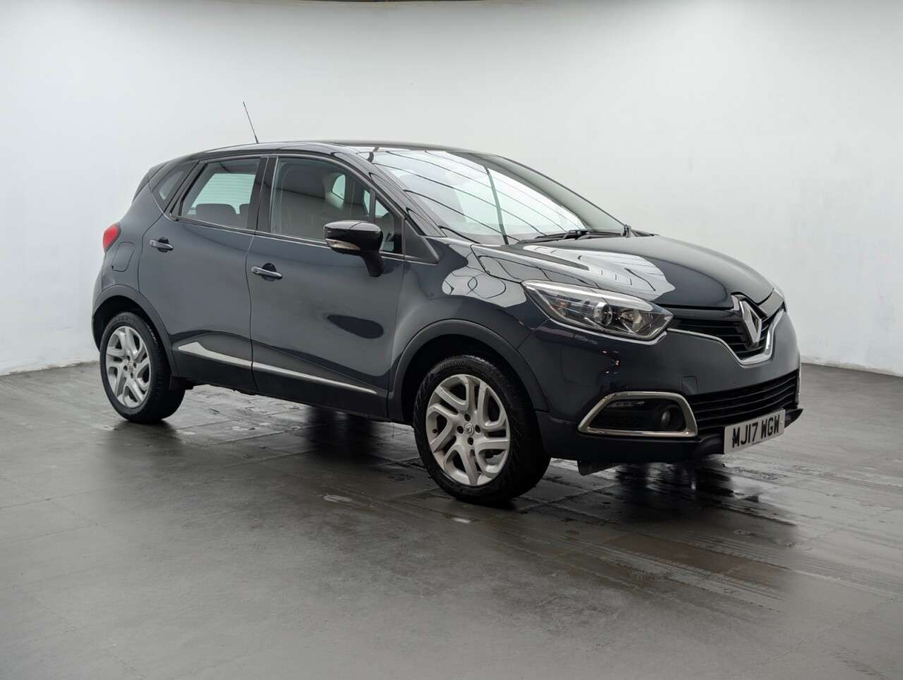 A 2017 RENAULT CAPTUR 0.9 TCe ENERGY Dynamique Nav SUV 5dr Petrol Manual Euro 6 (s/s) (90 ps) CRU A 2017 RENAULT CAPTUR 0.9 TCe ENERGY Dynamique Nav SUV 5dr Petrol Manual Euro 6 (s/s) (90 ps) CRU