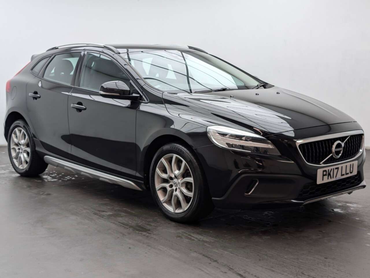 A 2017 VOLVO V40 CROSS COUNTRY 1.5 T3 Pro Hatchback 5dr Petrol Auto Euro 6 (s/s) (152 ps) HEATED SEATS+BLU A 2017 VOLVO V40 CROSS COUNTRY 1.5 T3 Pro Hatchback 5dr Petrol Auto Euro 6 (s/s) (152 ps) HEATED SEATS+BLU