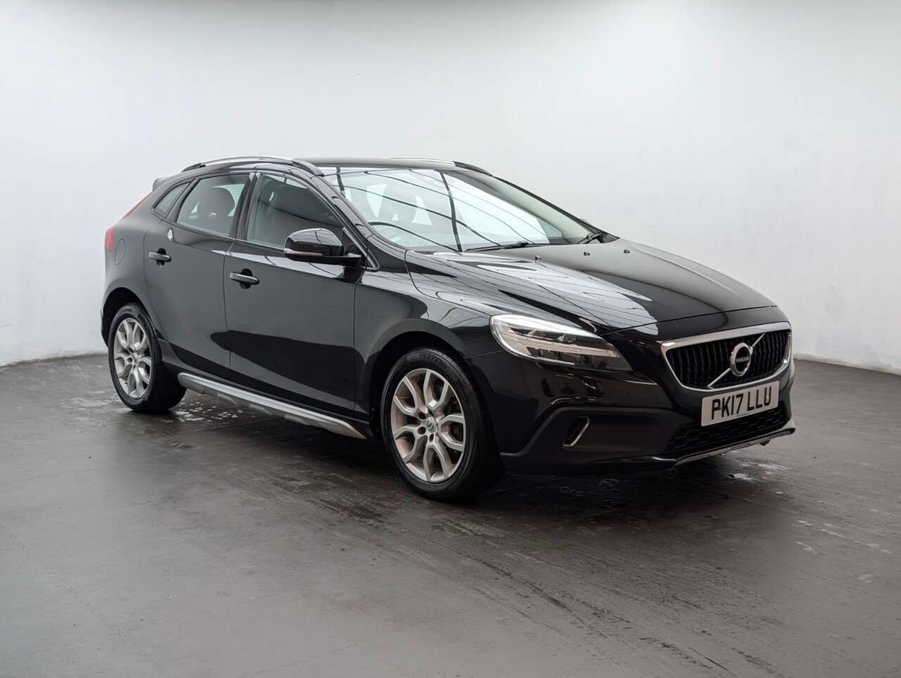 A 2017 VOLVO V40 CROSS COUNTRY 1.5 T3 Pro Hatchback 5dr Petrol Auto Euro 6 (s/s) (152 ps) HEATED SEATS+BLU A 2017 VOLVO V40 CROSS COUNTRY 1.5 T3 Pro Hatchback 5dr Petrol Auto Euro 6 (s/s) (152 ps) HEATED SEATS+BLU