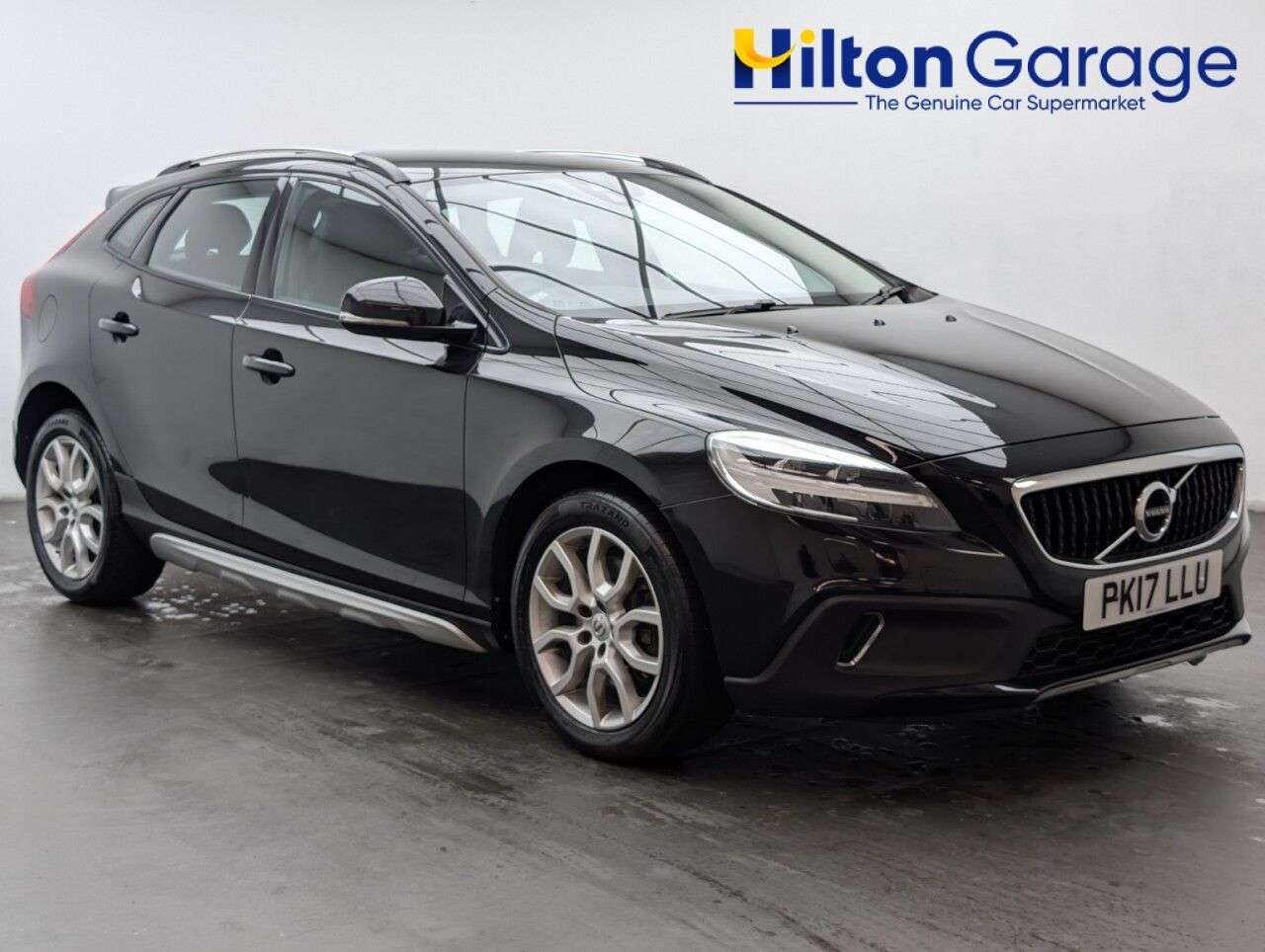 A 2017 VOLVO V40 CROSS COUNTRY 1.5 T3 Pro Hatchback 5dr Petrol Auto Euro 6 (s/s) (152 ps) HEATED SEATS+BLU A 2017 VOLVO V40 CROSS COUNTRY 1.5 T3 Pro Hatchback 5dr Petrol Auto Euro 6 (s/s) (152 ps) HEATED SEATS+BLU