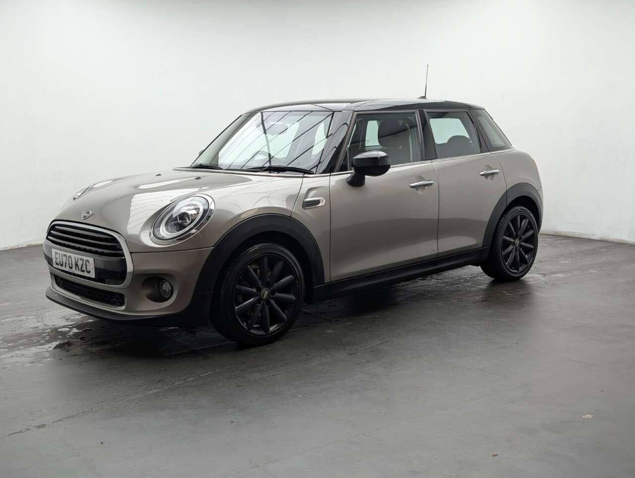 A 2020 MINI HATCH 1.5 Cooper Classic Hatchback 5dr Petrol Manual Euro 6 (s/s) (136 ps) PARKIN A 2020 MINI HATCH 1.5 Cooper Classic Hatchback 5dr Petrol Manual Euro 6 (s/s) (136 ps) PARKIN