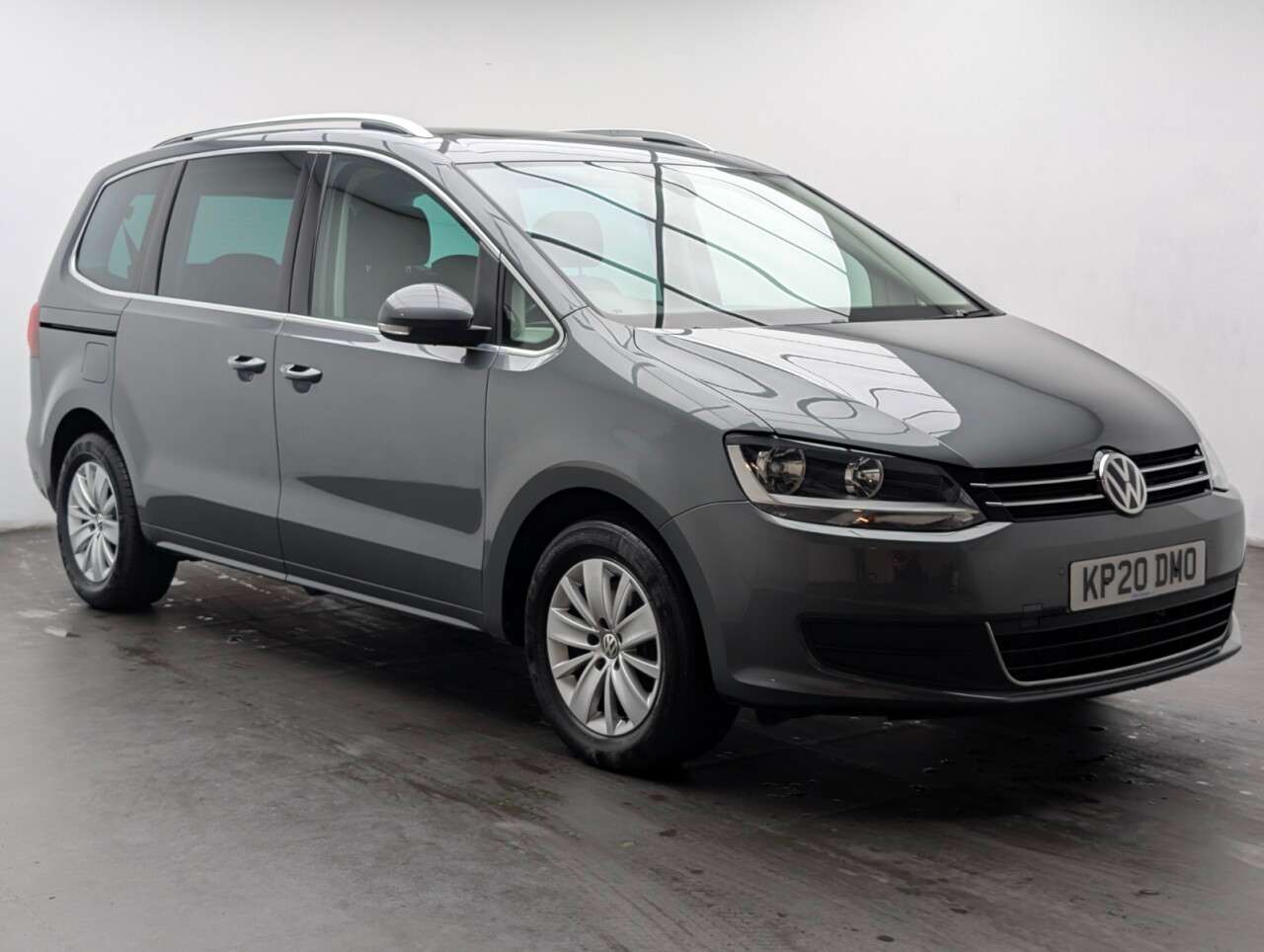 A 2020 VOLKSWAGEN SHARAN 2.0 TDI SE Nav MPV 5dr Diesel DSG Euro 6 (s/s) (150 ps) PARKING SENSORS + L A 2020 VOLKSWAGEN SHARAN 2.0 TDI SE Nav MPV 5dr Diesel DSG Euro 6 (s/s) (150 ps) PARKING SENSORS + L
