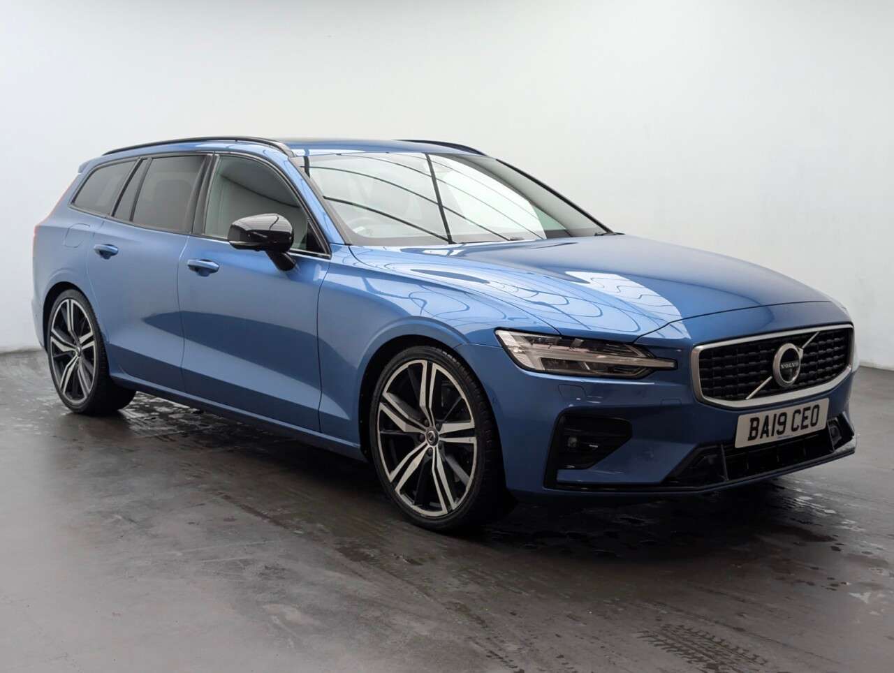 A 2019 VOLVO V60 2.0 T5 R-Design Pro Estate 5dr Petrol Auto Euro 6 (s/s) (250 ps) APPLE CARP A 2019 VOLVO V60 2.0 T5 R-Design Pro Estate 5dr Petrol Auto Euro 6 (s/s) (250 ps) APPLE CARP