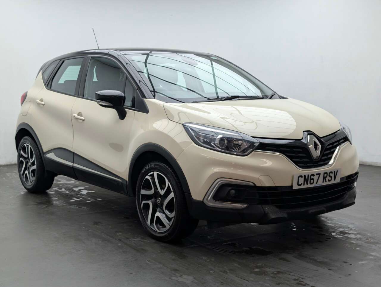 A 2017 RENAULT CAPTUR 0.9 TCe ENERGY Dynamique Nav SUV 5dr Petrol Manual Euro 6 (s/s) (90 ps) A 2017 RENAULT CAPTUR 0.9 TCe ENERGY Dynamique Nav SUV 5dr Petrol Manual Euro 6 (s/s) (90 ps)