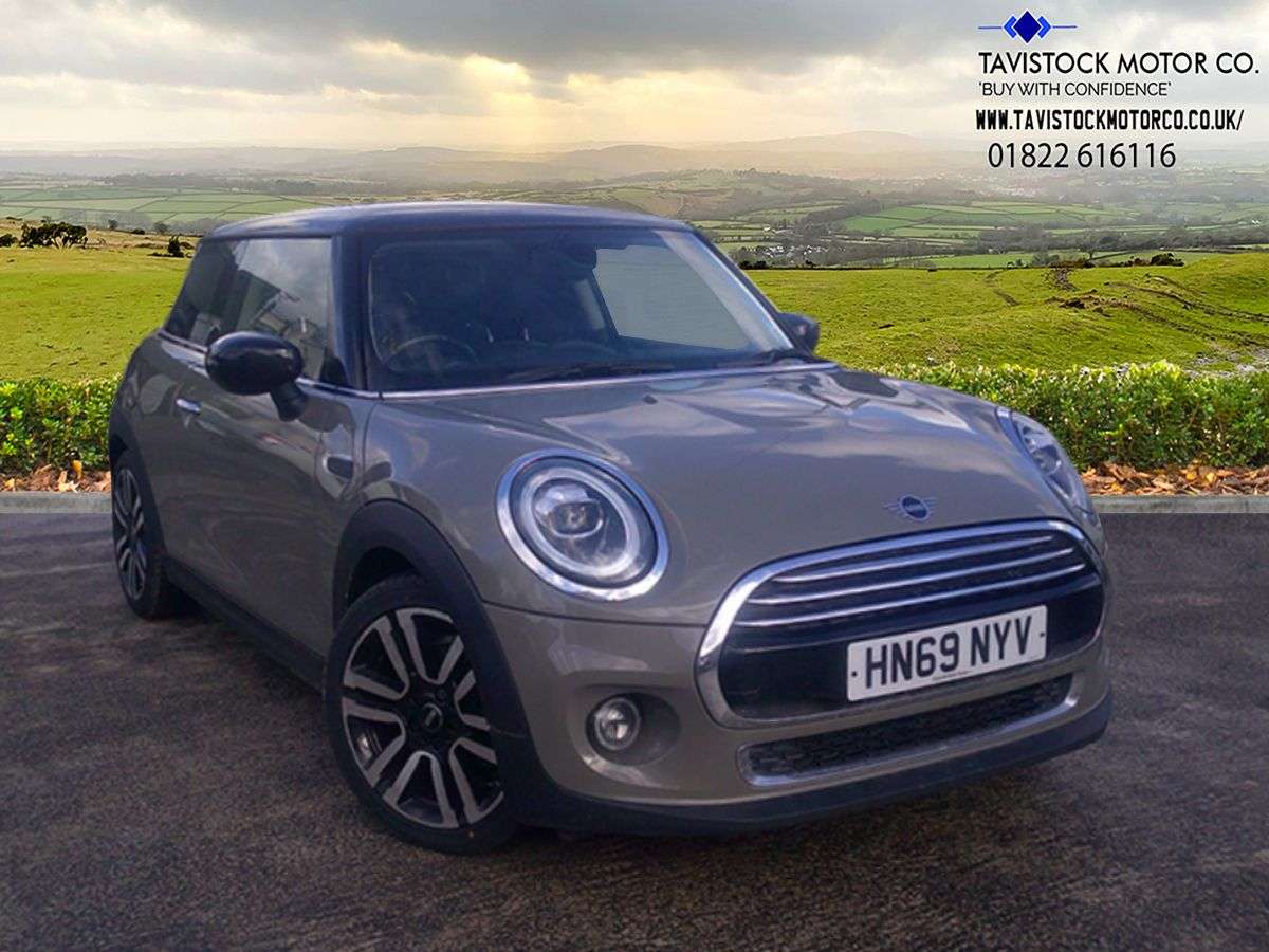A 2019 MINI HATCH 1.5 Cooper Exclusive Hatchback 3dr Petrol Manual Euro 6 (s/s) (136 ps) OVER A 2019 MINI HATCH 1.5 Cooper Exclusive Hatchback 3dr Petrol Manual Euro 6 (s/s) (136 ps) OVER