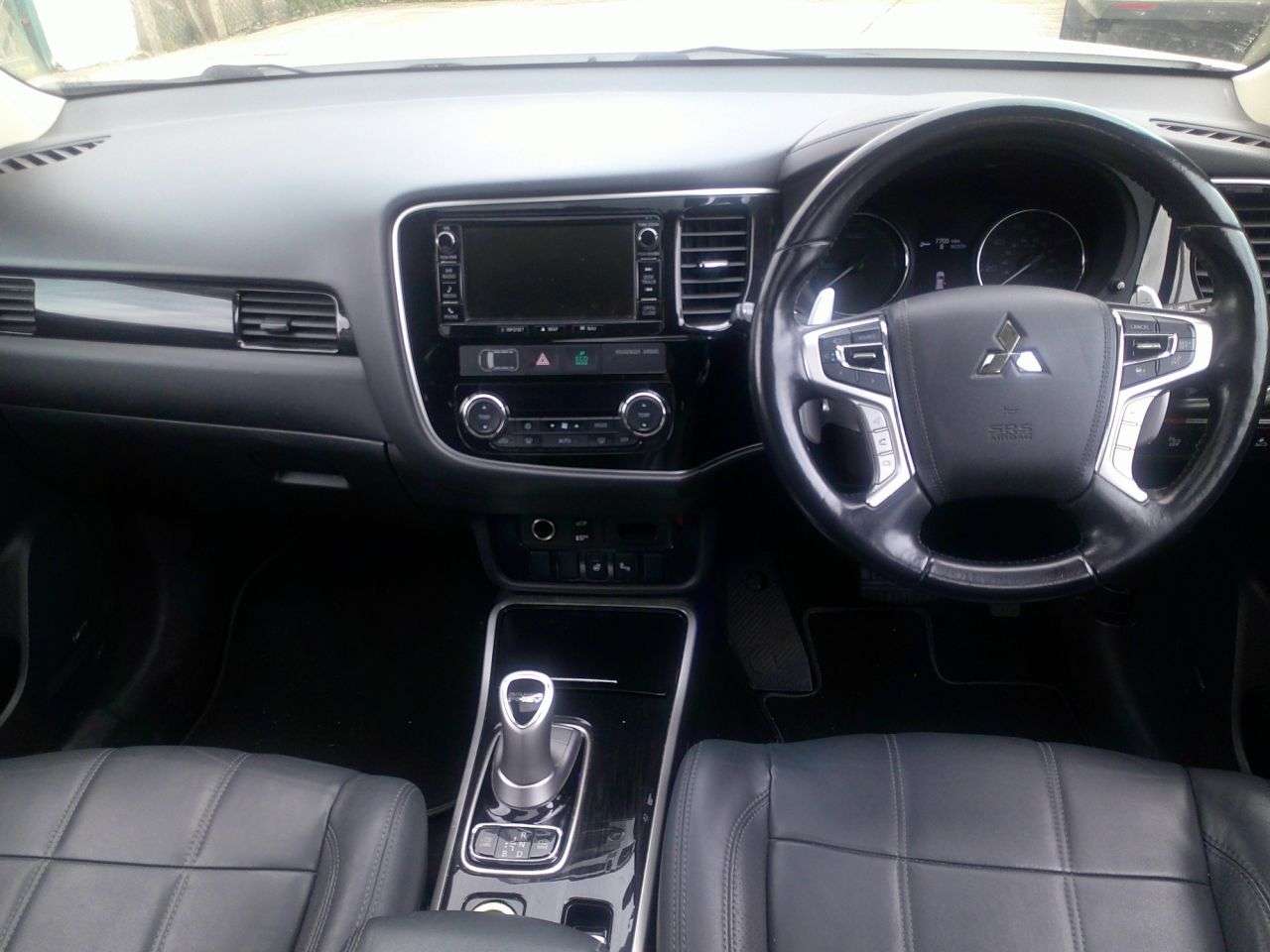 A 2017 MITSUBISHI OUTLANDER 2.0h 12kWh 5hs SUV 5dr Petrol Plug-in Hybrid CVT 4WD Euro 6 (s/s) (200 ps) A 2017 MITSUBISHI OUTLANDER 2.0h 12kWh 5hs SUV 5dr Petrol Plug-in Hybrid CVT 4WD Euro 6 (s/s) (200 ps)