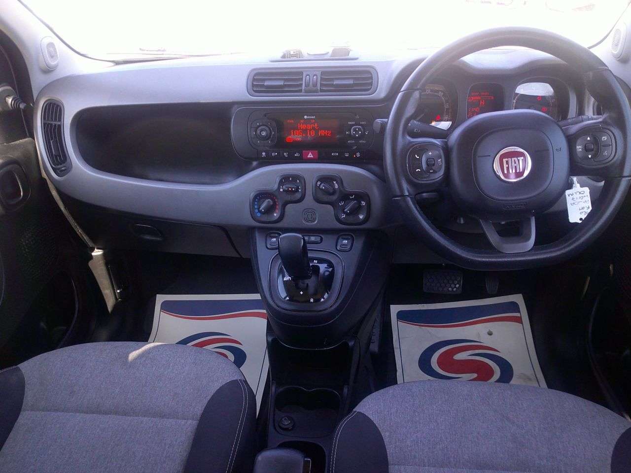 A 2017 FIAT PANDA 0.9 TwinAir Lounge Hatchback 5dr Petrol Dualogic Euro 6 (s/s) (85 bhp) 2 KE A 2017 FIAT PANDA 0.9 TwinAir Lounge Hatchback 5dr Petrol Dualogic Euro 6 (s/s) (85 bhp) 2 KE