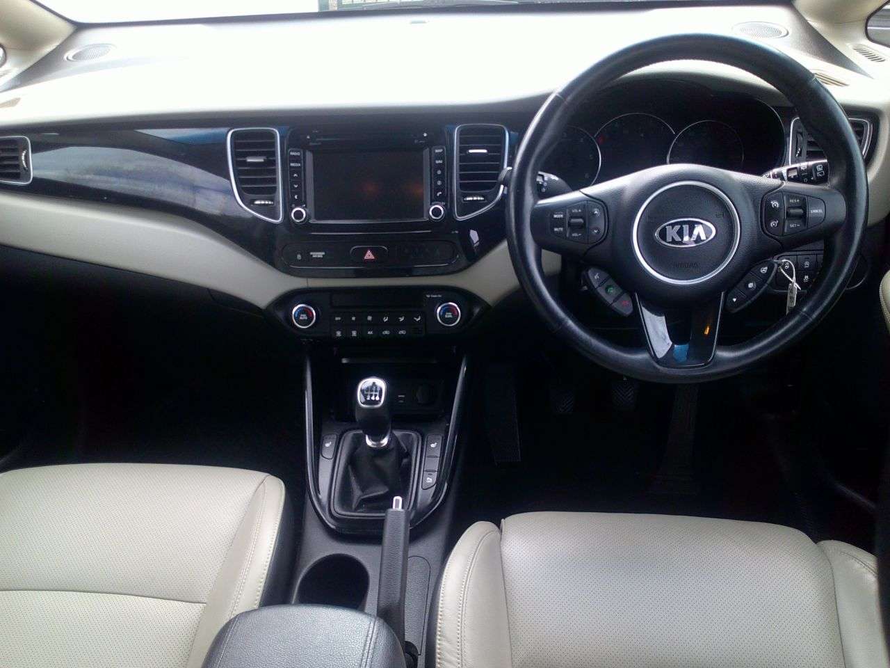 A 2016 KIA CARENS 1.7 CRDi 3 MPV 5dr Diesel Manual Euro 6 (s/s) (139 bhp) 2 KEYS+OVER 50 CARS A 2016 KIA CARENS 1.7 CRDi 3 MPV 5dr Diesel Manual Euro 6 (s/s) (139 bhp) 2 KEYS+OVER 50 CARS