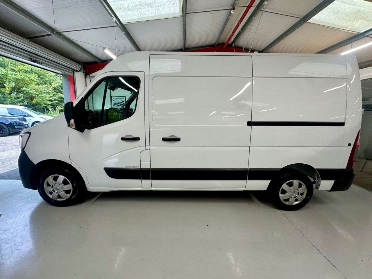 A 2021 RENAULT MASTER 2.3 dCi 35 Business+ FWD MWB Medium Roof 135BHP * 17,663 AIR CON * LOW MILE A 2021 RENAULT MASTER 2.3 dCi 35 Business+ FWD MWB Medium Roof 135BHP * 17,663 AIR CON * LOW MILE