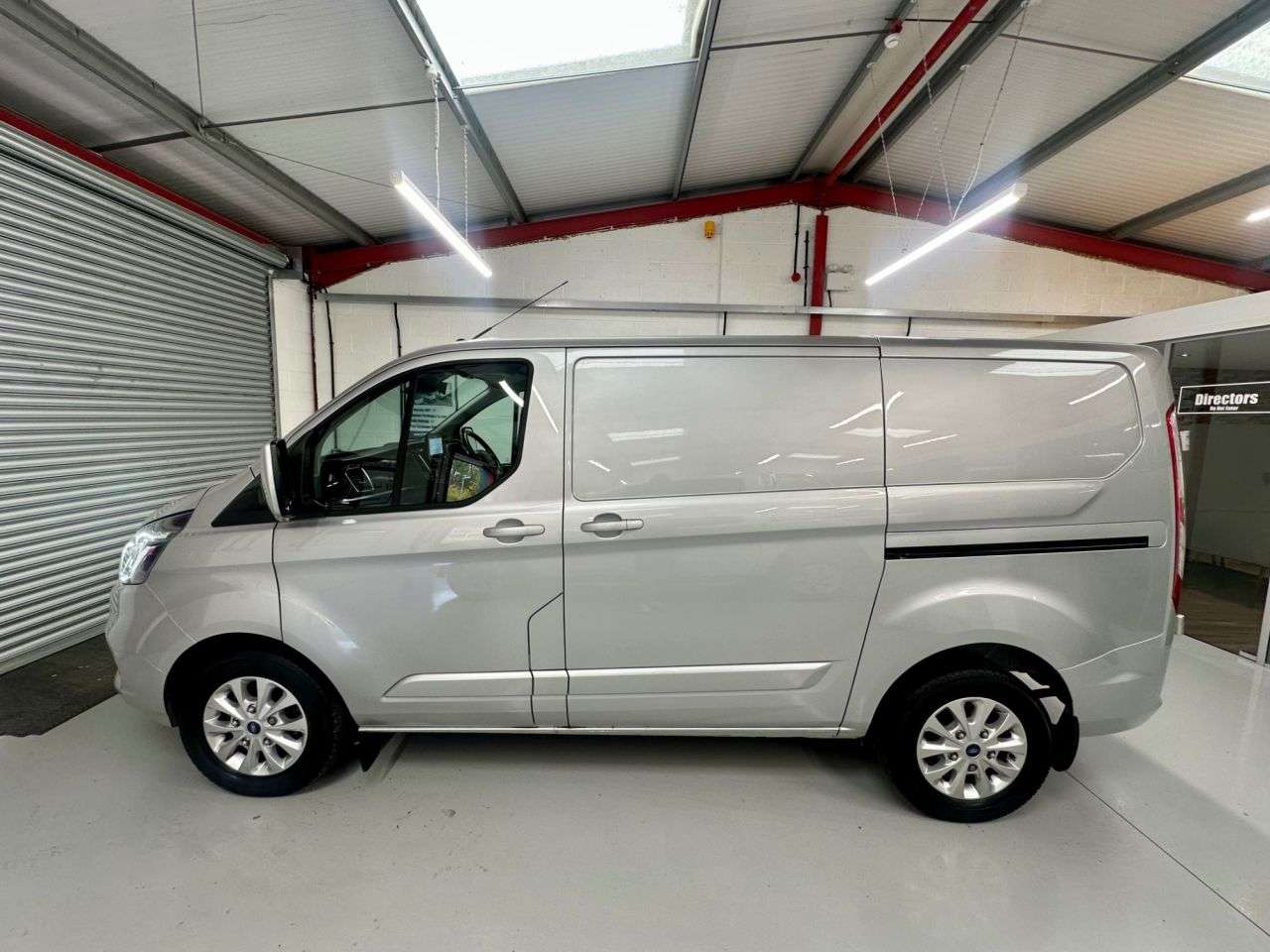 A 2022 FORD TRANSIT CUSTOM 2.0 280 EcoBlue Limited L1 H1 Euro 6 130 BHP * APPLE CAR PLAY * LOW MILES - A 2022 FORD TRANSIT CUSTOM 2.0 280 EcoBlue Limited L1 H1 Euro 6 130 BHP * APPLE CAR PLAY * LOW MILES -