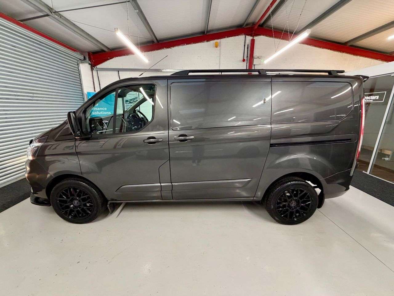 A 2017 FORD TRANSIT CUSTOM 2.0 TDCi 270 Limited L1 SWB * PREMIUM STYLING PACK * 1 OWNER - 2 KEYS - SER A 2017 FORD TRANSIT CUSTOM 2.0 TDCi 270 Limited L1 SWB * PREMIUM STYLING PACK * 1 OWNER - 2 KEYS - SER